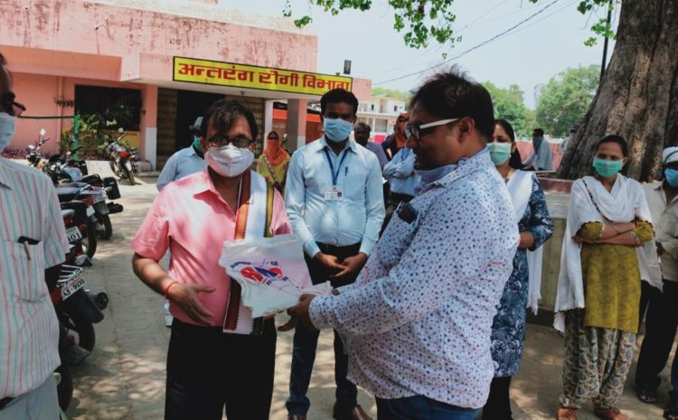  सोनभद्र-: दुद्धी के व्यवसायी काशिशचंद्र व उनकी पुत्री वंशिका ने सीएचसी कर्मचारियों को अंगवस्त्र भेट कर किया सम्मानित