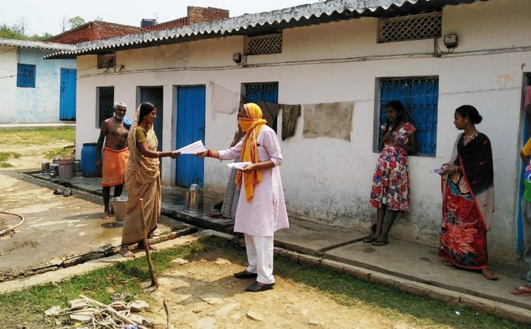  सोनभद्र-: समाजसेवी मनोज कुमार त्रिपाठी उर्फ बाबा ने ग्रामीण क्षेत्रों में जाकर, कोरोना से लड़ने व आरोग्य सेतु ऐप करया लोड