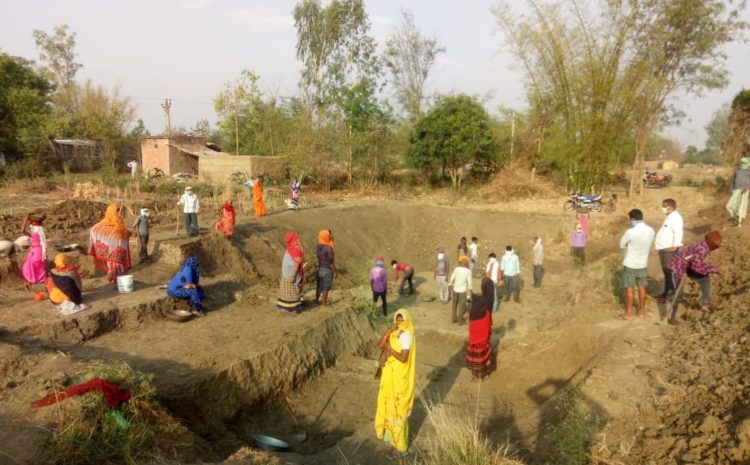  सोनभद्र-: नरेगा के अंतर्गत कराया जा रहा सड़क व तालाब का निर्माण