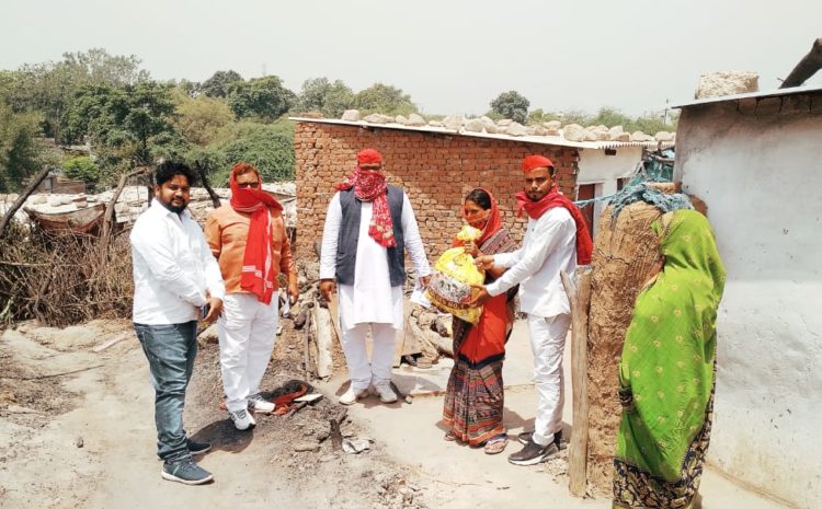  शक्तिनगर में बिते दिन 15 झोपड़िया जलकर खाक हो गयी थी, मदत को लेकर ग्राम प्रधान व समाजवादी पार्टी ने दिया राहत सामग्री