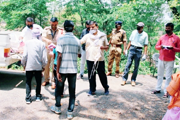  सोनभद्र-: CISF रिहंद का नेकी की दिशा में एक और प्रयास, गरीबो में खाद्यान्न वितरण कर पहुचाई राहत