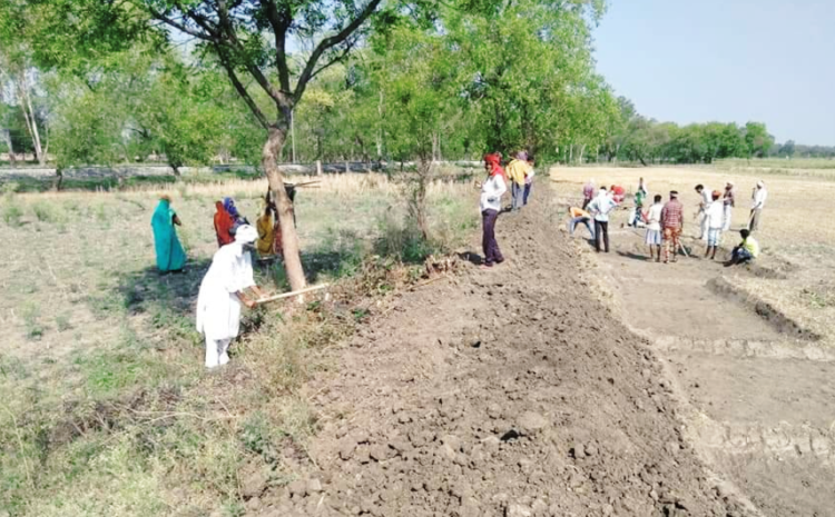  सोनभद्र। मनरेगा कार्य में लगे मजदूरों को कोरोना वायरस के संक्रमण से बचाव के लिये चलाया जा रहा जागरूकता अभियान