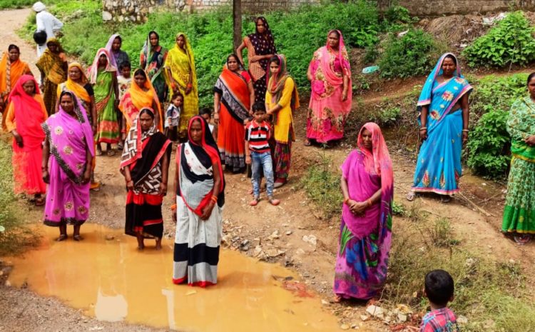  कोटा ग्राम पंचायत मे डाला चढ़ाई पर ग्रामीणों के अवागमन के लिए बनाई गई पुलिया को तार घेरे बंदी कर दिए जाने पर जताया विरोध