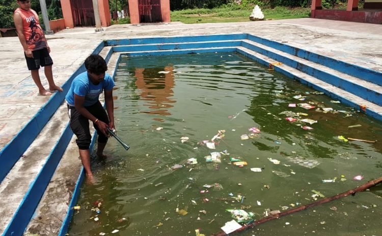  सोनभद्र-: मानवाधिकार सुरक्षा एवं संरक्षण ऑर्गेनाइजेशन संगठन टीम ने किया मंदिर की साफ सफाई