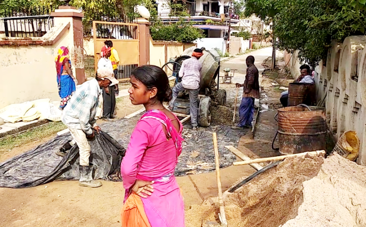  सोनभद्र-: रेणुकूट में मानकों के आधार पर बन रही पीसीसी सड़क में अनदेखी, सरकार के पैसो का बंदरबांट