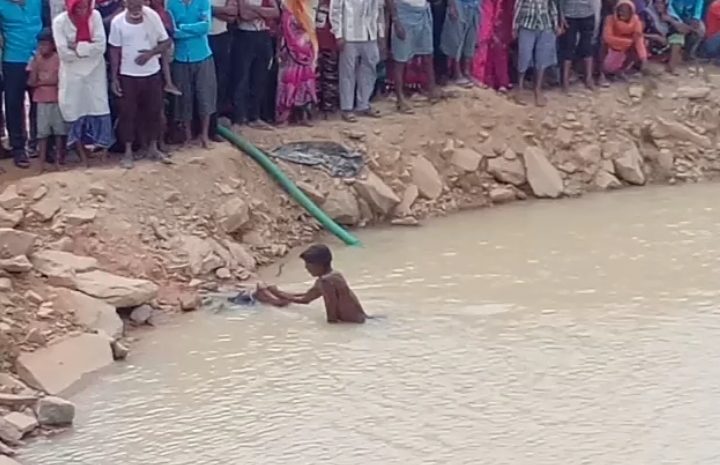  मिर्जापुर-: 1 ही परिवार के 3 मासूम बच्चो की खनन से हुए गड्ढे में पानी भरें रहने से मौत, पहुंचे DM, जांच के आदेश