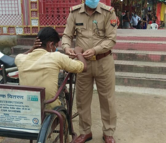  शक्तिनगर पुलिस ने दिव्यांग युवक व महिलाओं से बांधवाए रक्षा सूत्र महिलाओं को सुरक्षा देने के लिए दिए वचन।