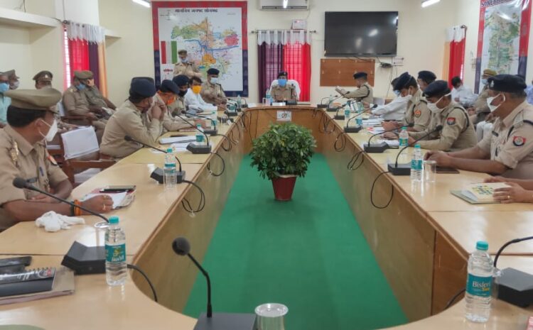  सोनभद्र-: पुलिस अधीक्षक ने जनपद के समस्त राजपत्रित अधिकारियों एवं थाना प्रभारियों के साथ की अपराध गोष्ठी का आयोजन