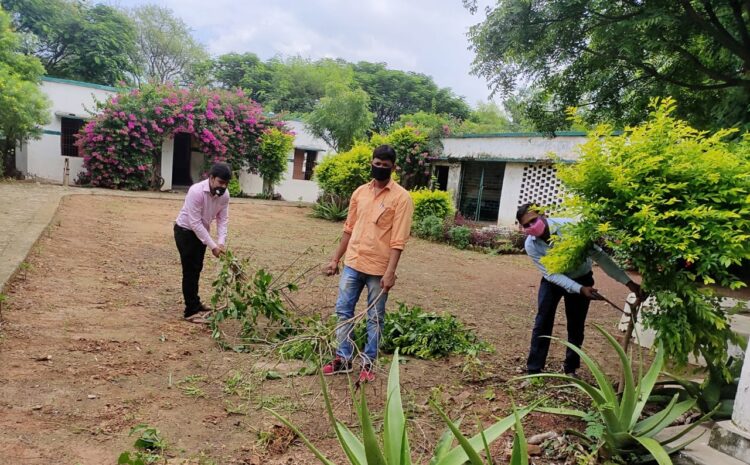  सोनभद्र-: घोरावल के प्रा०वि० रेही में “गन्दगी मुक्त भारत” अभियान के तहत हुई सफाई व पौधरोपण