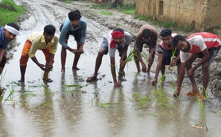  सोनभद्र-: उत्तर प्रदेश के सीएम योगी आदित्य नाथ के गड्ढा मुक्त सड़कों का पोल खोलते समाजवादी पार्टी कार्यकर्ता