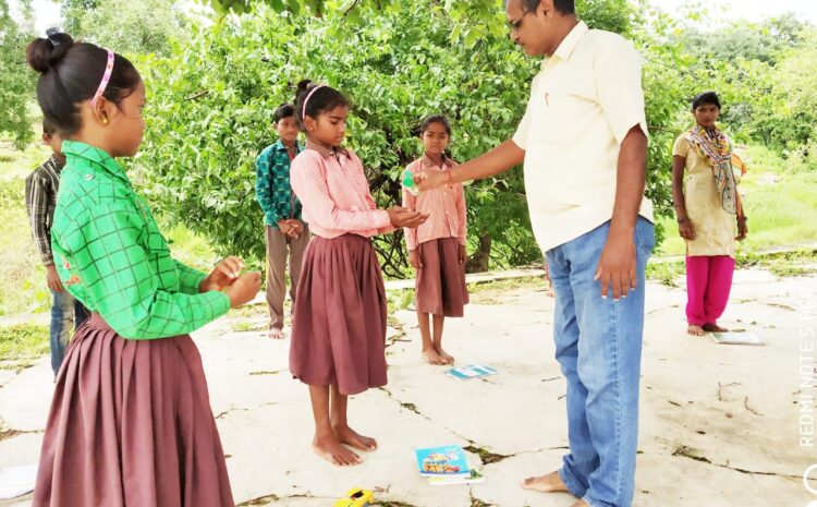  सोनभद्र-: कैंप क्लास के माध्यम से बच्चों को पढ़ा रहे हैं डॉक्टर बृजेश महादेव