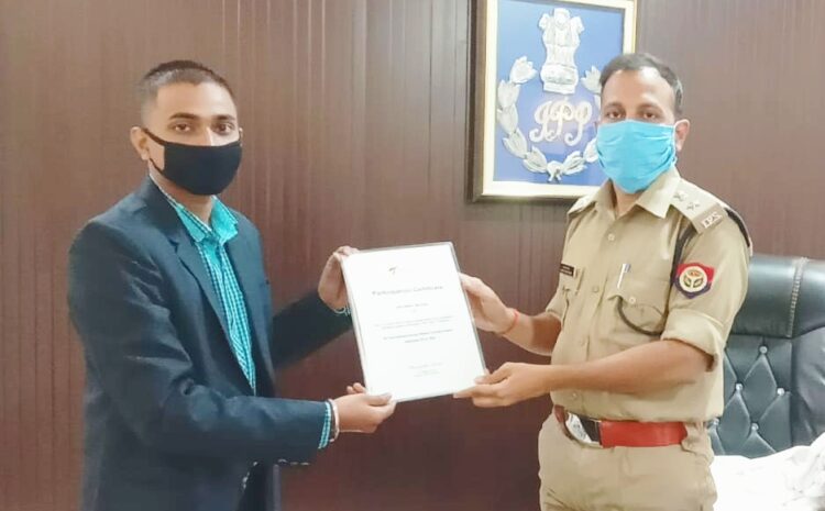  सोनभद्र-: पुलिस अधीक्षक महोदय जनपद सोनभद्र ने किया रवि सिंह को सम्मानित