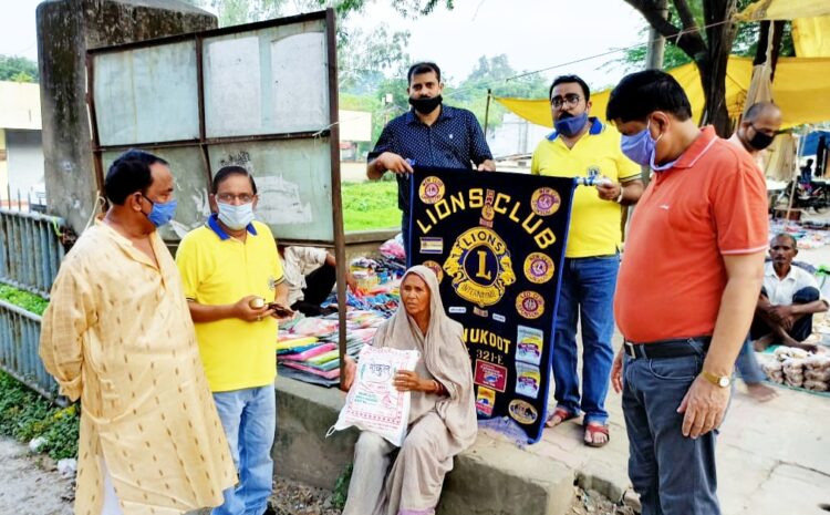  लायंस क्लब रेणुकूट द्वारा मनाए जा रहे सीनियर सिटीजन वीक के अन्तर्गत असहायों में बांटे गए आटे के पैकेट