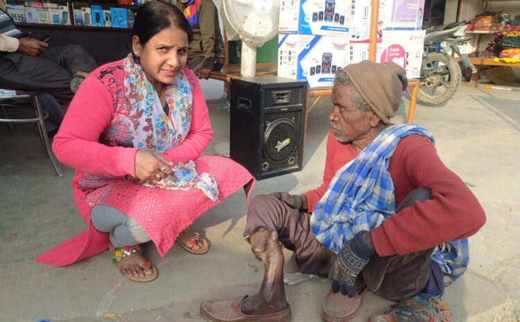  आदिवासी विश्राम गरीबी की वजह से टूटे पैर का नही करा सके ऑपरेशन, जमीन के सहारे चल मांगते है भीख