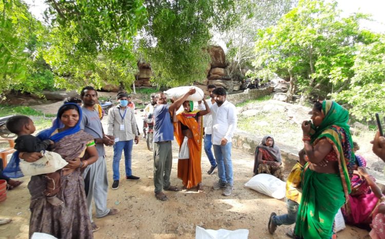  सोनभद्र के अत्यंत पिछड़े एंव आदिवासी गांव तिलहर में बाटा गया 51 राशन किट