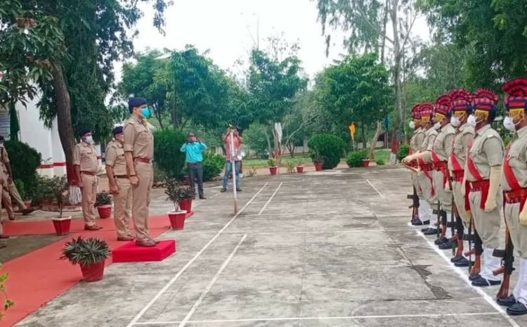  सोनभद्र-: उपमहानिरीक्षक ने ली सलामी, सभागार में मीडिया व पुलिसकर्मियों से रूबरू होकर जाना जनपद का हाल