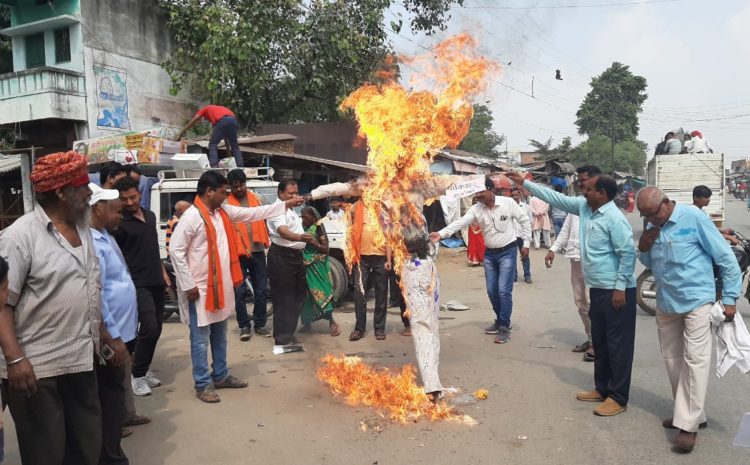  सोनभद्र-: म्योरपुर चौराहे पर विश्व हिंदू परिषद तथा बजरंग दल ने प्रदर्शन करते हुए पाकिस्तानी आतंकवाद का पुतला फूंका