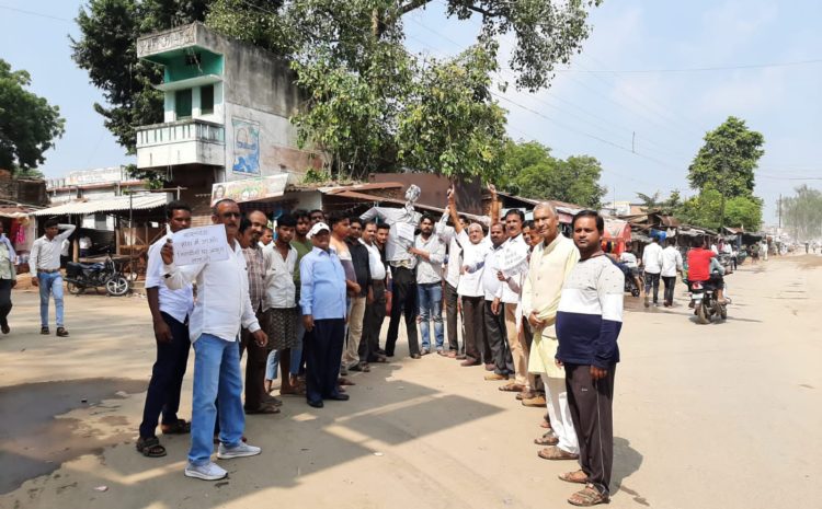  सोनभद्र-: विश्व हिंदू परिषद बजरंग दल के कार्यकर्ताओं ने आतंकवाद के खिलाफ बांग्लादेश का फूंका पुतला