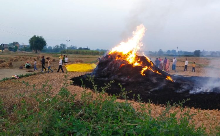  सोनभद्र-: कार्य के दौरान ट्रैक्टर की चिंगारी से लगा पुले में आग, मधुपुर क्षेत्र की घटना