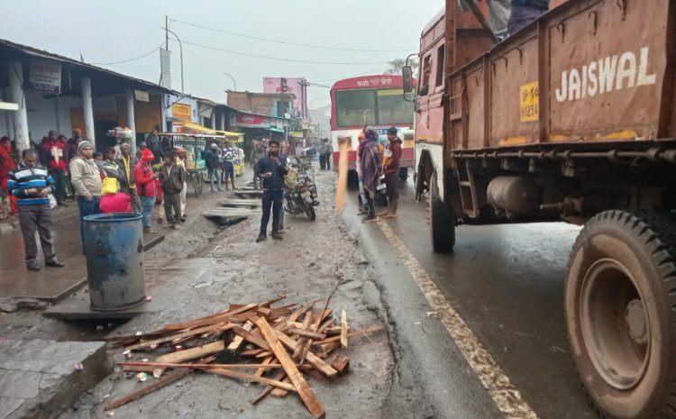  सोनभद्र-: शीत लहर के मद्देनजर हिंडालको ने रेणुकूट में अलाव जलाने हेतु वितरित की लकड़ी