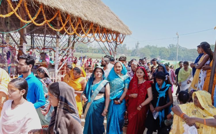  सोनभद्र-: राबर्टसगंज क्षेत्र में हो रहे रुद्र महायज्ञ में यज्ञ मंडप की परिक्रमा को उमड़ी भीड़