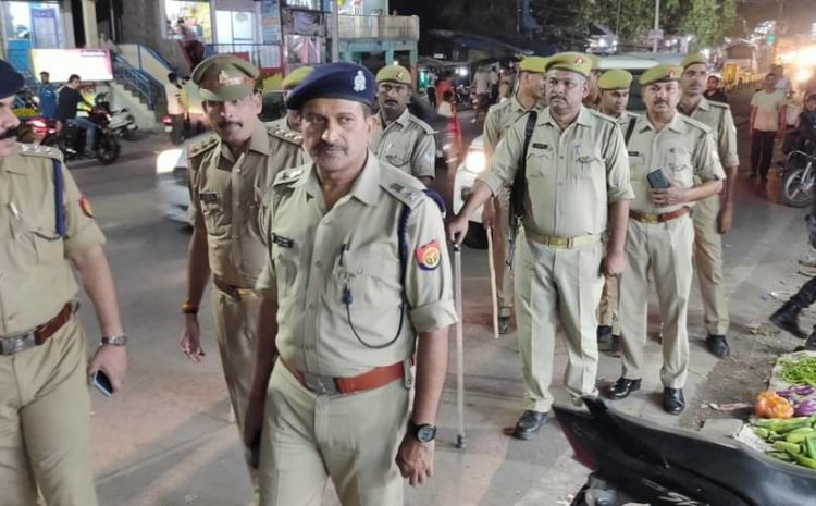  सोनभद्र-: कानून व शांति व्यवस्था के दृष्टिगत पुलिस बल के साथ पुलिस अधीक्षक मु्ख्यालय व पिपरी क्षेत्राधिकारी ने किया पैदल गश्त