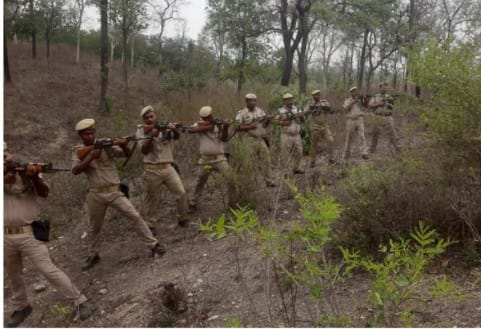  सोनभद्र-: कुसम्हां व रासपहरी के जंगलों में म्योरपुर पुलिस व्दारा की गई संघन काम्बिंग