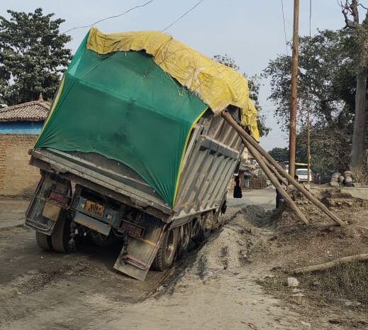  सोनभद्र-: ओवरलोड राख परिवहन से त्रस्त ग्रामीण, जाम से बैढन बीजपुर मार्ग बन्द